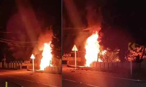 അയ്യപ്പഭക്തർ സഞ്ചരിച്ച കാർ മതിലിൽ ഇടിച്ച് മറിഞ്ഞ് അഞ്ച് പേർക്ക് പരിക്ക് അയ്യപ്പഭക്തർ സഞ്ചരിച്ച കാർ മതിലിൽ ഇടിച്ച് മറിഞ്ഞ് അഞ്ച് പേർക്ക് പരിക്ക്