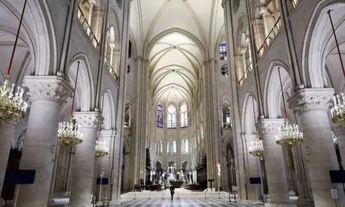 തീപിടിത്തത്തിൽ നശിച്ച നോട്ടർ ദാം കത്തീഡ്രൽ   വീണ്ടും തുറന്നു; മധ്യകാല ‘ഗോഥിക് മാസ്റ്റർപീസ്’ പുനഃർനിർമിച്ചത് 2,000 തൊഴിലാളികൾ