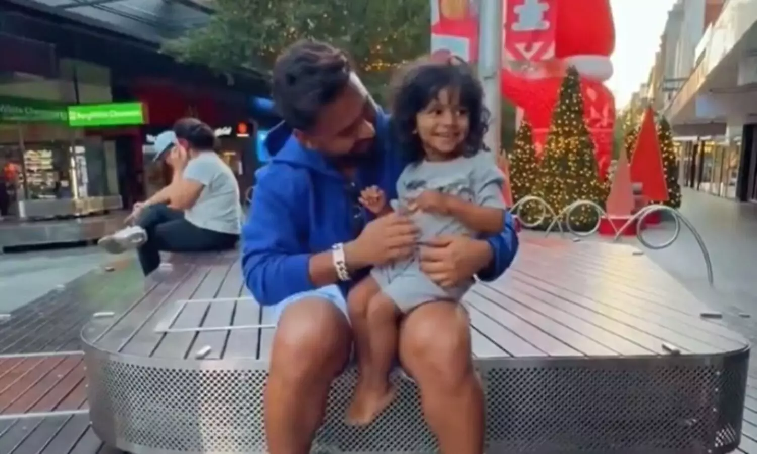 ആരാധകന്‍റെ കുട്ടിക്കൊപ്പം ‘കുഞ്ഞ്’ ഇടവേള; ഋഷഭ് പന്തിന്‍റെ വിഡിയോ ഏറ്റെടുത്ത് ആരാധകർ -VIDEO