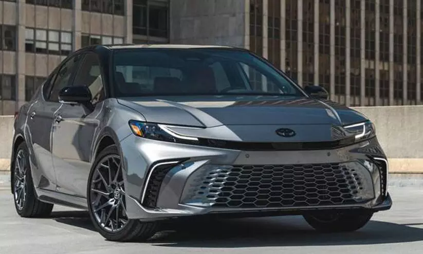 ടൊയോട്ട കാമ്രിയുടെ ഒൻപതാം തലമുറ വരുന്നു; ഡിസംബർ 11 ഇന്ത്യയിൽ അവതരിക്കും, ടീസർ പുറത്തുവിട്ടു ടൊയോട്ട കാമ്രിയുടെ ഒൻപതാം തലമുറ വരുന്നു; ഡിസംബർ 11 ഇന്ത്യയിൽ അവതരിക്കും, ടീസർ പുറത്തുവിട്ടു