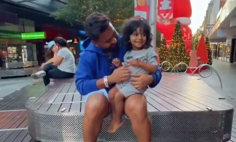 ആരാധകന്റെ കുട്ടിക്കൊപ്പം ‘കുഞ്ഞ്’ ഇടവേള; ഋഷഭ് പന്തിന്റെ വിഡിയോ ഏറ്റെടുത്ത് ആരാധകർ -VIDEO ആരാധകന്റെ കുട്ടിക്കൊപ്പം ‘കുഞ്ഞ്’ ഇടവേള; ഋഷഭ് പന്തിന്റെ വിഡിയോ ഏറ്റെടുത്ത് ആരാധകർ -VIDEO