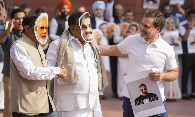 മോദി-അദാനി മുഖംമൂടിയുമായി പാർലമെന്റിന് പുറത്ത് കോൺഗ്രസ് മോദി-അദാനി മുഖംമൂടിയുമായി പാർലമെന്റിന് പുറത്ത് കോൺഗ്രസ്