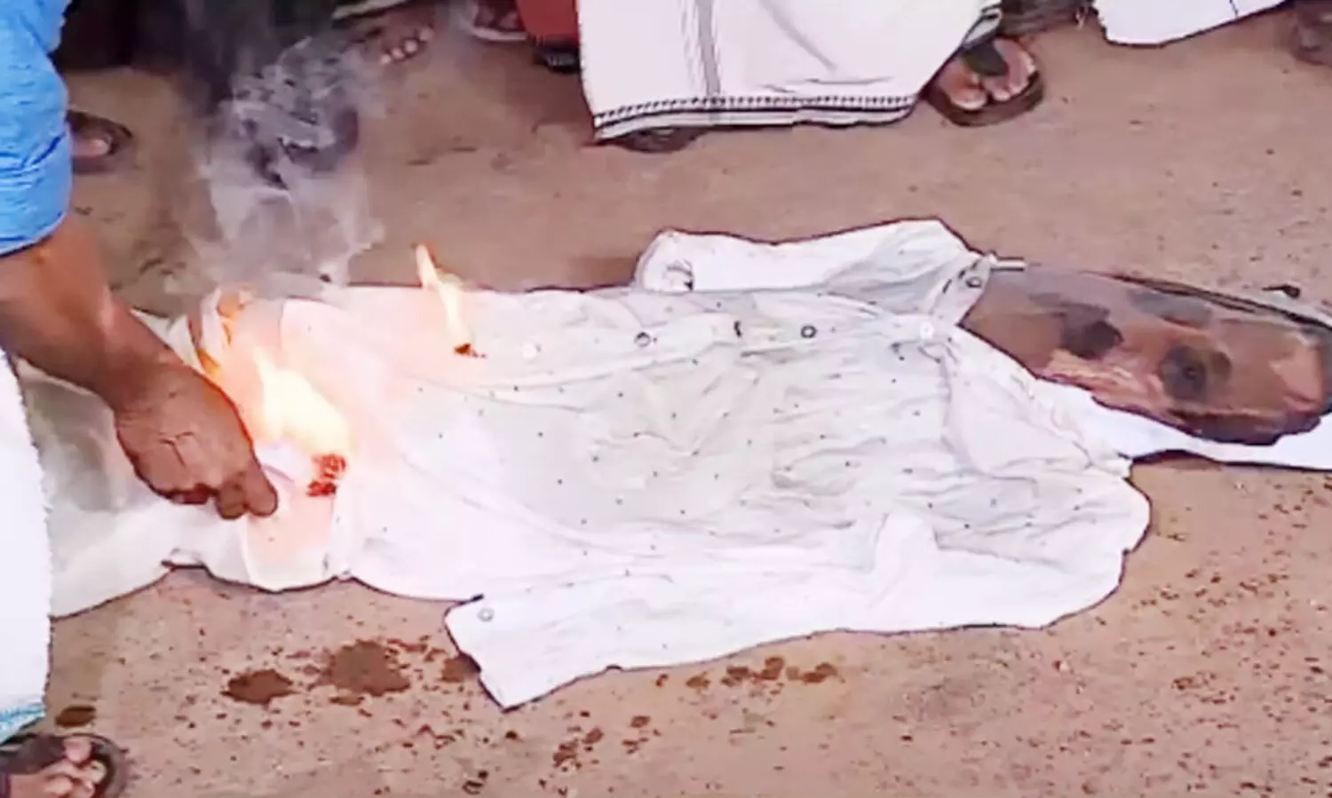 എം.കെ. രാഘവന്‍റെ കോലം കത്തിച്ച് കോൺഗ്രസ് പ്രവർത്തകർ; വീട്ടിലേക്ക് മാർച്ച്