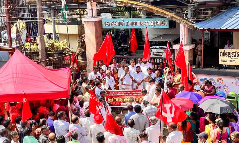 പെൻഷൻ വിവാദം: കോട്ടക്കൽ നഗരസഭയിലേക്ക് പ്രതിഷേധ മാർച്ച് പെൻഷൻ വിവാദം: കോട്ടക്കൽ നഗരസഭയിലേക്ക് പ്രതിഷേധ മാർച്ച്