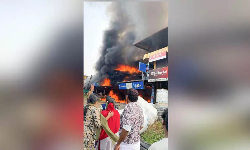 കല്ലടിക്കോട്ട് ഫർണിച്ചർ കടയിൽ അഗ്നിബാധ കല്ലടിക്കോട്ട് ഫർണിച്ചർ കടയിൽ അഗ്നിബാധ