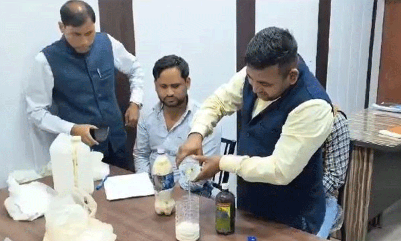 ഒരു ലിറ്റർ രാസവസ്തു ഉപയോഗിച്ച് 500 ലിറ്റർ വ്യാജ പാൽ; അന്വേഷണ സംഘത്തിനുമുമ്പിൽ ‘രഹസ്യം’ പുറത്തുവിടാതെ വ്യാപാരി ഒരു ലിറ്റർ രാസവസ്തു ഉപയോഗിച്ച് 500 ലിറ്റർ വ്യാജ പാൽ; അന്വേഷണ സംഘത്തിനുമുമ്പിൽ ‘രഹസ്യം’ പുറത്തുവിടാതെ വ്യാപാരി