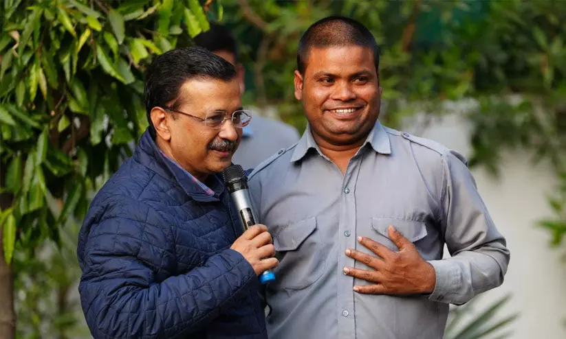 ഓട്ടോ ഡ്രൈവർമാർക്കായി 10 ലക്ഷം രൂപയുടെ ഇൻഷുറൻസ് പ്രഖ്യാപിച്ച് കെജ്രിവാൾ; സ്വവസതിയിൽ ഡ്രൈവർമാർക്ക് ചായ സൽക്കാരവും ഓട്ടോ ഡ്രൈവർമാർക്കായി 10 ലക്ഷം രൂപയുടെ ഇൻഷുറൻസ് പ്രഖ്യാപിച്ച് കെജ്രിവാൾ; സ്വവസതിയിൽ ഡ്രൈവർമാർക്ക് ചായ സൽക്കാരവും