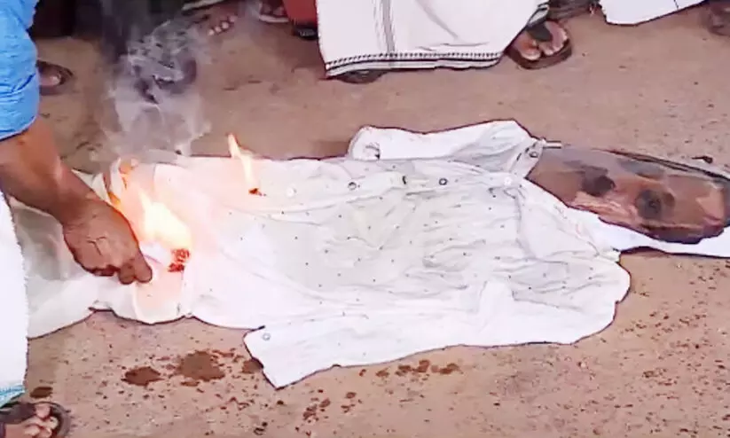 എം.കെ. രാഘവന്‍റെ കോലം കത്തിച്ച് കോൺഗ്രസ് പ്രവർത്തകർ; വീട്ടിലേക്ക് മാർച്ച്