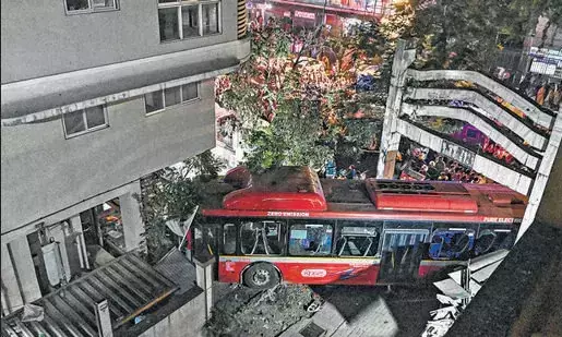 മുംബൈയിൽ നിയന്ത്രണം വിട്ട ബസ്സിടിച്ച് നാല് പേർ മരിച്ചു; 24 പേർക്ക് പരിക്ക്