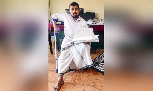 ഊ​ന്നു​വ​ടി​യേ​ന്തി നൗ​ഷാ​ദ് അ​ല​യു​ന്നു; മു​ച്ച​ക്ര വ​ണ്ടി​ക്കായി