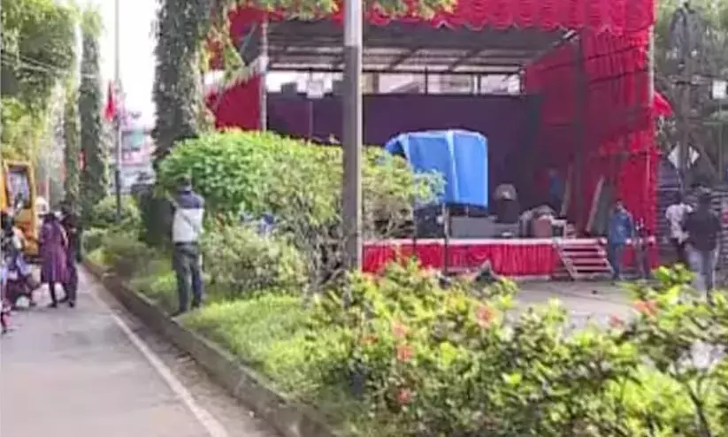 റോഡ്​ കെട്ടിയടച്ച്​ സി.പി.എം സമ്മേളനം: ആരാണ്​ അധികാരം നൽകിയതെന്ന്​ ഹൈകോടതി