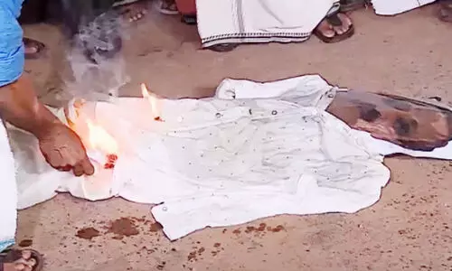 എം.കെ. രാഘവന്‍റെ കോലം കത്തിച്ച് കോൺഗ്രസ് പ്രവർത്തകർ; വീട്ടിലേക്ക് മാർച്ച്