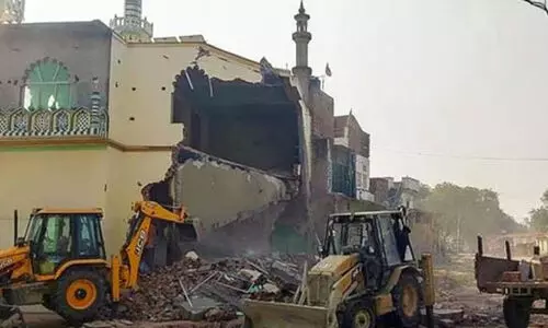 അനധികൃത നിർമാണം ആരോപിച്ച് യു.പിയിൽ 185 വർഷം പഴക്കമുള്ള മസ്ജിദിന്റെ ഒരു ഭാഗം പൊളിച്ചു