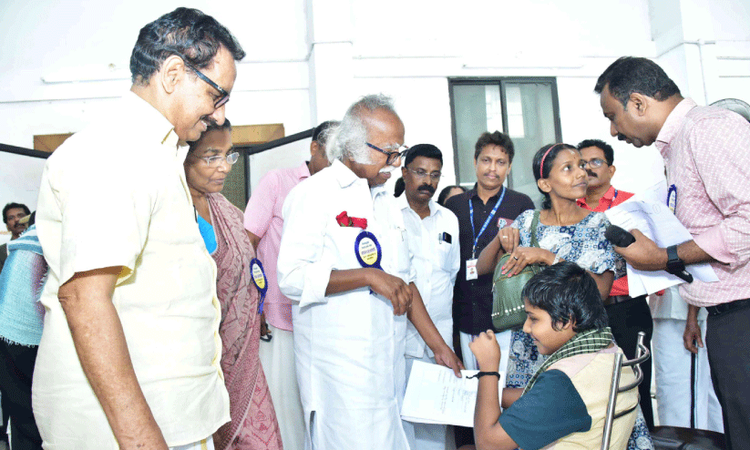 ചിത്രങ്ങളും നിറങ്ങളുമാണ് ദേവതീർഥിന്റെ ലോകം ചിത്രങ്ങളും നിറങ്ങളുമാണ് ദേവതീർഥിന്റെ ലോകം