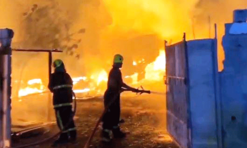 സീബിൽ മരം കയറ്റിയ ട്രക്കിന് തീപിടിച്ചു സീബിൽ മരം കയറ്റിയ ട്രക്കിന് തീപിടിച്ചു