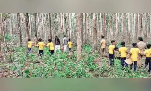 മൃ​ഗ​ങ്ങ​ൾ കാ​ട്ടി​ൽത​ന്നെ നിൽക്കട്ടെ വി​ത്തു​ണ്ട​യെ​റി​ഞ്ഞ് വി​ദ്യാ​ർ​ഥി​ക​ൾ