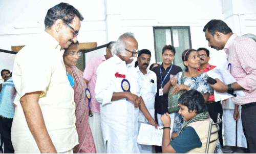 ചി​ത്ര​ങ്ങ​ളും നി​റ​ങ്ങ​ളു​മാ​ണ്‌ ദേ​വ​തീ​ർ​ഥി​ന്റെ ലോ​കം