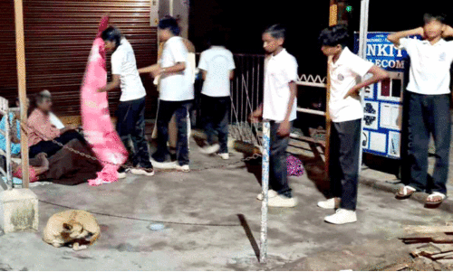 തെരുവിൽ ഉറങ്ങുന്നവർക്ക് പുതപ്പുമായി കുട്ടികൾ