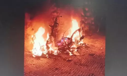 സ്കൂട്ടർ അഗ്നിക്കിരയാക്കിയ പ്രതി പൊലീസ് സ്റ്റേഷന്റെ ഗ്ലാസുകൾ തകർത്തു