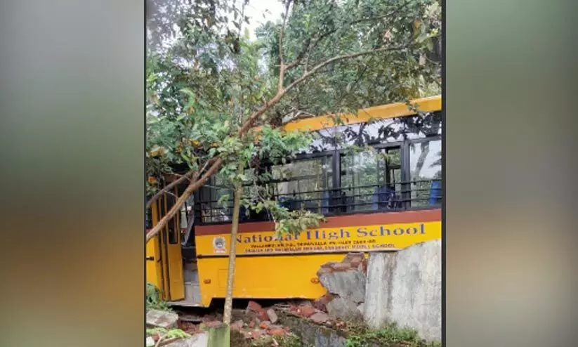 സ്കൂൾ ബസ് മതിലിലിടിച്ച് അപകടം; വിദ്യാർഥികൾക്ക് പരിക്കേറ്റു സ്കൂൾ ബസ് മതിലിലിടിച്ച് അപകടം; വിദ്യാർഥികൾക്ക് പരിക്കേറ്റു