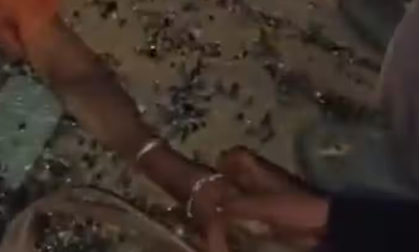 അപകടത്തിൽ മരിച്ച സ്ത്രീയുടെ മൃതദേഹത്തിൽ നിന്ന് സ്വർണവള മോഷ്ടിച്ചു; ദൃശ്യം വൈറലായതോടെ കേസെടുത്ത് പൊലീസ്