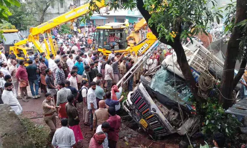 പാലക്കാട് അപകടം:ദുരന്തഭൂമിയായി  പനയമ്പാടം ദേശീയപാത