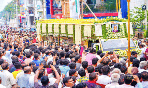 എ​സ്.​എം. കൃ​ഷ്ണ​ക്ക് സം​സ്ഥാ​ന ബ​ഹു​മ​തി​ക​ളോ​ടെ അ​ന്ത്യ​നി​ദ്ര