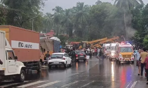 പാലക്കാട്  ലോറി പാഞ്ഞുകയറി നാലു വിദ്യാർഥിനികൾക്ക് ദാരുണാന്ത്യം