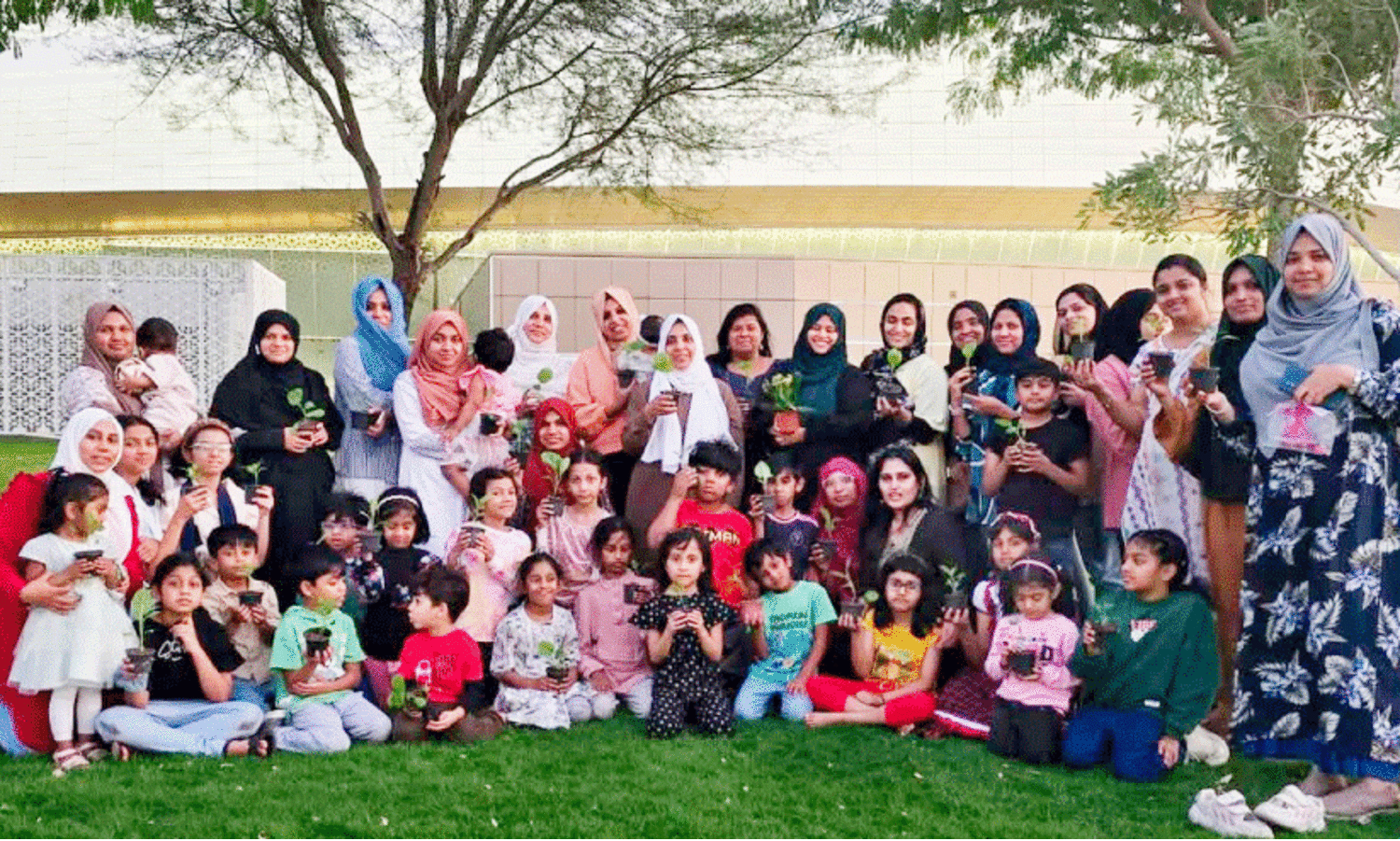 ന​ടു​മു​റ്റം തൈ ​വി​ത​ര​ണം സ​മാ​പി​ച്ചു