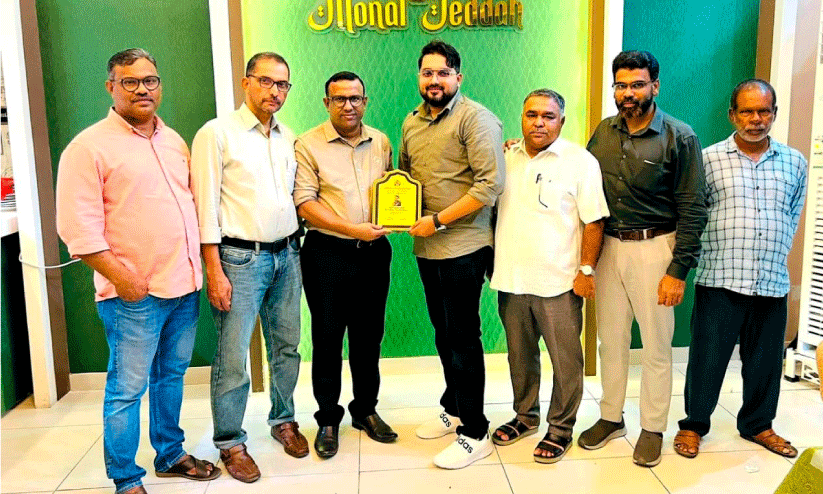 കെ.​വി മു​ബാ​റ​ക്കി​നെ ആ​ദ​രി​ച്ചു