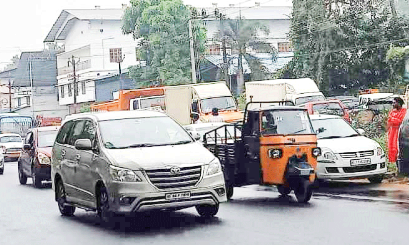 വാഹന ക്ഷമത പരിശോധന: വാഹനങ്ങൾ നേരത്തെ എത്തി; ഉദ്യോഗസ്ഥർ വൈകി വാഹന ക്ഷമത പരിശോധന: വാഹനങ്ങൾ നേരത്തെ എത്തി; ഉദ്യോഗസ്ഥർ വൈകി
