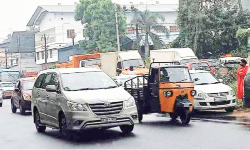 വാ​ഹ​ന ക്ഷ​മ​ത പ​രി​ശോ​ധ​ന: വാ​ഹ​ന​ങ്ങ​ൾ നേ​ര​ത്തെ എ​ത്തി; ഉ​ദ്യോ​ഗ​സ്ഥ​ർ വൈ​കി