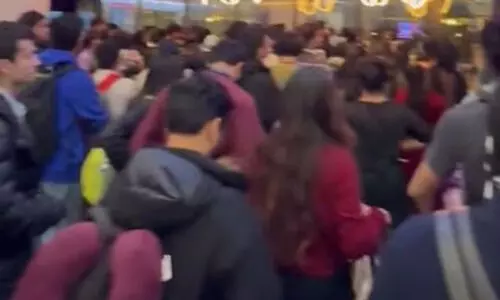 ഭക്ഷണവും താമസസൗകര്യവുമില്ലാതെ ഇന്ത്യയിലേക്കുള്ള യാത്രികർ മണിക്കൂറുകളായി തുർക്കിയിൽ കുടുങ്ങി കിടക്കുന്നു