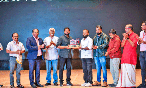 ചെ​റി​യ കാ​ഴ്ച​ക​ളി​ൽ വ​ലി​യ കാ​ര്യ​ങ്ങ​ൾ പ​റ​ഞ്ഞ് ‘നോ​ട്ടം’