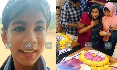 അവസാനമായി കിടത്താൻ ഒരുതുണ്ട് ഭൂമിപോലുമില്ല..!; റിദ ഫാത്തിമയുടെ മൃതദേഹം പൊതുദർശനത്തിന് വെച്ചത് അയൽവീടിന്റെ മുറ്റത്ത്