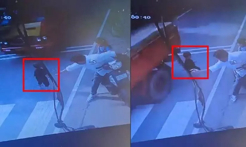 സ്കൂട്ടറിൽ കയറ്റാൻ നോക്കുന്നതിനിടെ റോഡിലേക്ക് ഓടി മൂന്നുവയസ്സുകാരൻ, സെക്കൻഡുകളുടെ വ്യത്യാസത്തിൽ ടിപ്പർ; രക്ഷപ്പെട്ടത് തലനാരിഴക്ക് -VIDEO