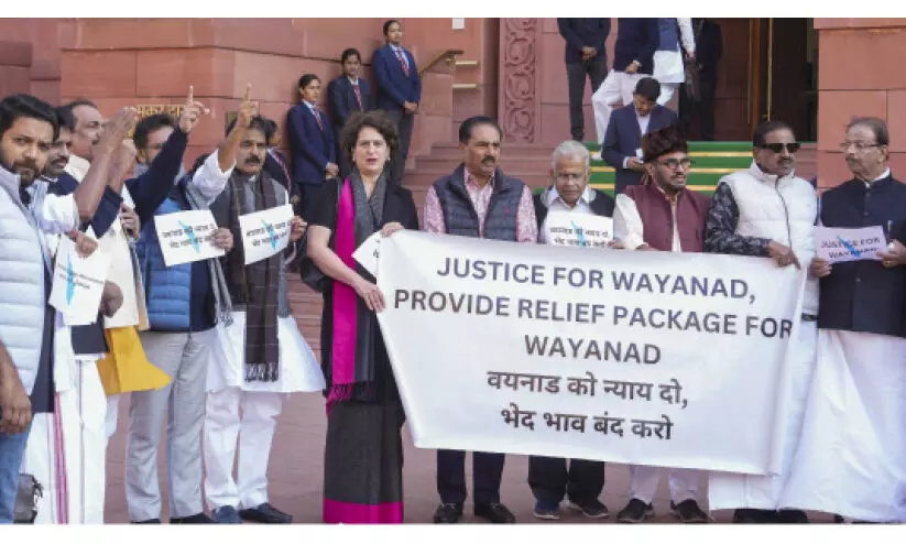 വയനാട് പാക്കേജ്: പാർലമെന്റിന് മുന്നിൽ കേരള എം.പിമാരുടെ പ്രതിഷേധം