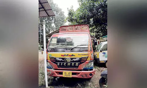 റി​സ​ർ​വ് വ​ന​ത്തി​ൽ ക്വാ​റി മാ​ലി​ന്യം ത​ള്ളി; വാ​ഹ​നം ക​സ്റ്റ​ഡി​ലെ​ടു​ത്തു