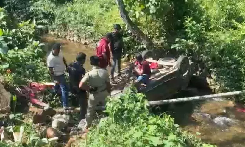 എരുമേലിയില് ശബരിമല തീര്ഥാടകരുടെ വാഹനം തോട്ടിലേക്ക് മറിഞ്ഞു; മൂന്നുപേര്ക്ക് പരിക്ക് എരുമേലിയില് ശബരിമല തീര്ഥാടകരുടെ വാഹനം തോട്ടിലേക്ക് മറിഞ്ഞു; മൂന്നുപേര്ക്ക് പരിക്ക്