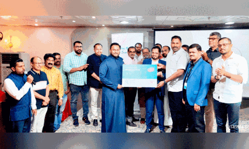 ആ​രോ​ഗ്യ പ്രി​വി​ലേ​ജ് കാ​ർ​ഡ് വി​ത​ര​ണം ആ​രം​ഭി​ച്ചു