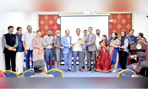 പുസ്തകം പ്ര​കാ​ശ​നം ചെ​യ്തു