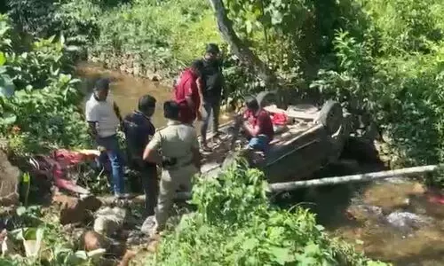 എരുമേലിയില്‍ ശബരിമല തീര്‍ഥാടകരുടെ വാഹനം തോട്ടിലേക്ക് മറിഞ്ഞു; മൂന്നുപേര്‍ക്ക് പരിക്ക്