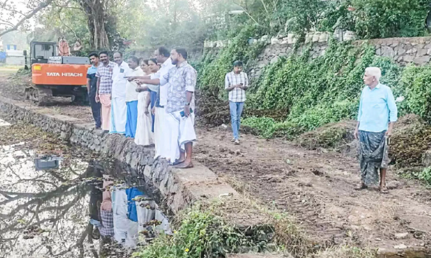 രണ്ട് പതിറ്റാണ്ടിലധികമായി ദുർഗന്ധം വമിക്കുന്ന മാലിന്യക്കുളം ; കാരക്കാട്ടുചിറ നവീകരണത്തിന്​ വഴിതെളിയുന്നു