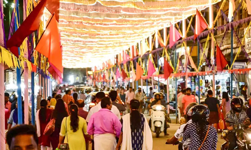 മുല്ലക്കൽ ചിറപ്പ് ആഘോഷം ; അണിഞ്ഞൊരുങ്ങി ആലപ്പുഴ നഗരം മുല്ലക്കൽ ചിറപ്പ് ആഘോഷം ; അണിഞ്ഞൊരുങ്ങി ആലപ്പുഴ നഗരം
