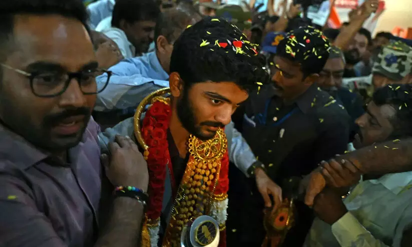 നാടിന്‍റെ ആവേശത്തിലേക്ക് പറന്നിറങ്ങി ഗുകേഷ്; ചെന്നൈ വിമാനത്താവളത്തിൽ ചെസ് ചാമ്പ്യന് രാജകീയ സ്വീകരണം