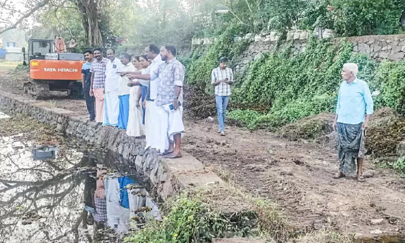 രണ്ട് പതിറ്റാണ്ടിലധികമായി ദുർഗന്ധം വമിക്കുന്ന മാലിന്യക്കുളം ; കാരക്കാട്ടുചിറ നവീകരണത്തിന് വഴിതെളിയുന്നു രണ്ട് പതിറ്റാണ്ടിലധികമായി ദുർഗന്ധം വമിക്കുന്ന മാലിന്യക്കുളം ; കാരക്കാട്ടുചിറ നവീകരണത്തിന് വഴിതെളിയുന്നു