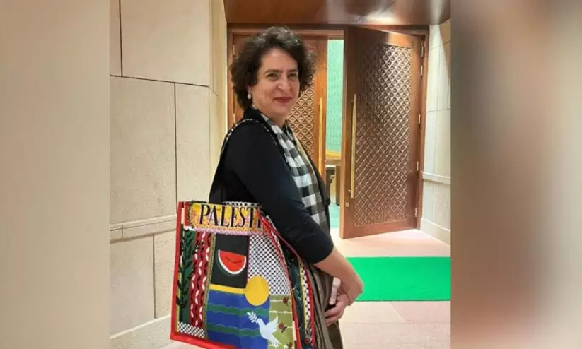 ഫലസ്തീനെ പിന്തുണക്കുന്ന ബാഗുമായി പ്രിയങ്ക ഗാന്ധി പാർലമെന്റിൽ ഫലസ്തീനെ പിന്തുണക്കുന്ന ബാഗുമായി പ്രിയങ്ക ഗാന്ധി പാർലമെന്റിൽ