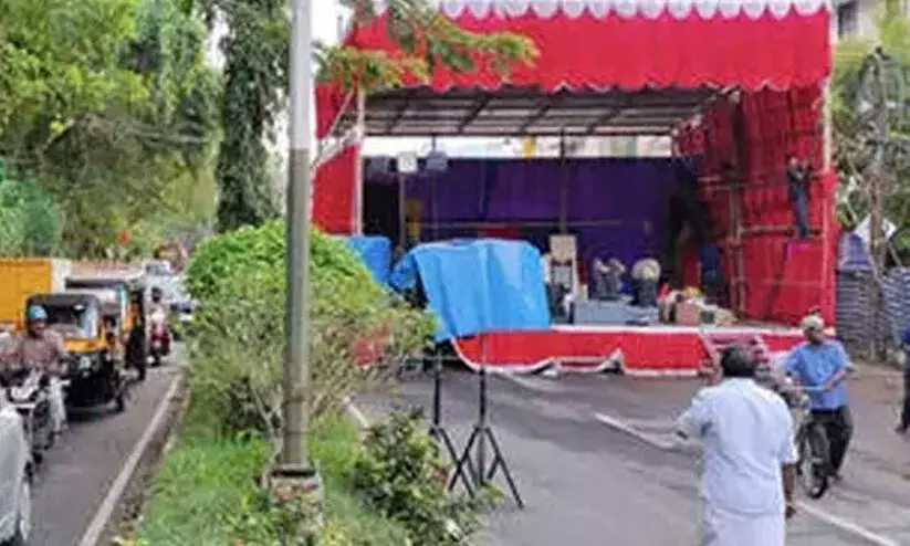 നടുറോഡിൽ സമ്മേളനം: സംഘാടകർ ഗുരുതര പ്രത്യാഘാതം നേരിടേണ്ടിവരുമെന്ന് ഹൈകോടതി നടുറോഡിൽ സമ്മേളനം: സംഘാടകർ ഗുരുതര പ്രത്യാഘാതം നേരിടേണ്ടിവരുമെന്ന് ഹൈകോടതി