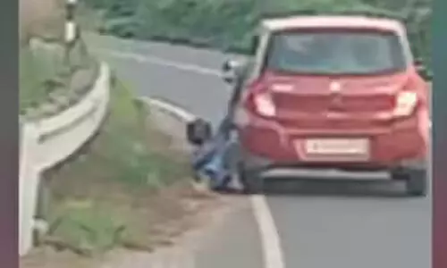 സഞ്ചാരികൾ തമ്മിൽ തർക്കം; തടയാനെത്തിയ ആദിവാസി യുവാവിനെ കാറിൽ റോഡിലൂടെ വലിച്ചിഴച്ചു; ക്രൂരത വയനാട്ടിൽ