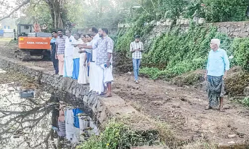 രണ്ട് പതിറ്റാണ്ടിലധികമായി ദുർഗന്ധം വമിക്കുന്ന മാലിന്യക്കുളം ; കാരക്കാട്ടുചിറ നവീകരണത്തിന്​ വഴിതെളിയുന്നു